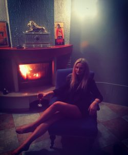 Красивая девушка предлагает интим фото и видео для просмотра мужчине Красивая девушка предлагает интим фото и видео для просмотра мужчине